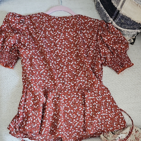 NWT Floral Puff Sleeve Spring Wrap Blouse Cute Little White Flowers Top Size L - Picture 9 of 9